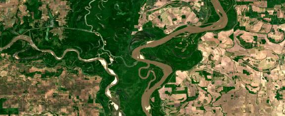 Mississippi River agricultural landscape on open data satellite image